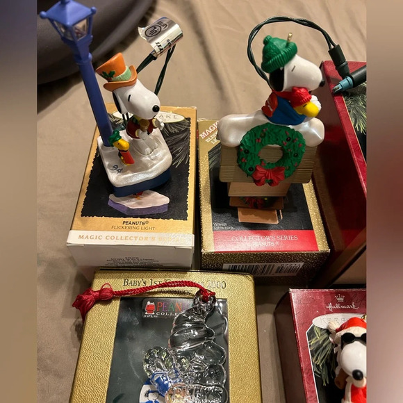 16 Hallmark Snoopy & The Peanuts Gang Christmas Ornaments - Picture 7 of 10